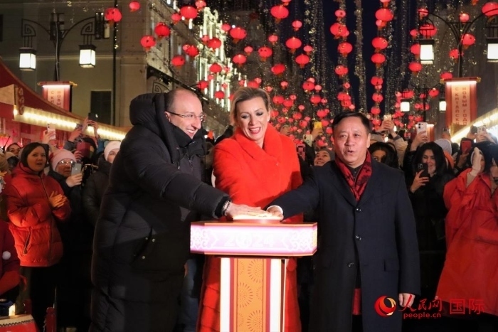 張漢暉、扎哈羅娃、科茲洛夫（從右至左）共同按下活動啟動按鈕。于子恒攝