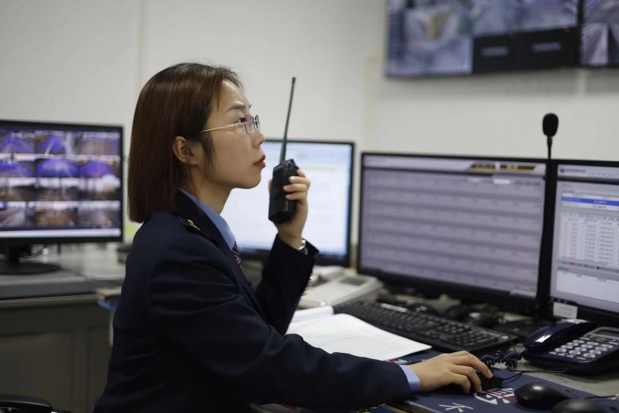 張華正在使用對(duì)講機(jī)溝通客運(yùn)工作情況。蔡紫妍攝