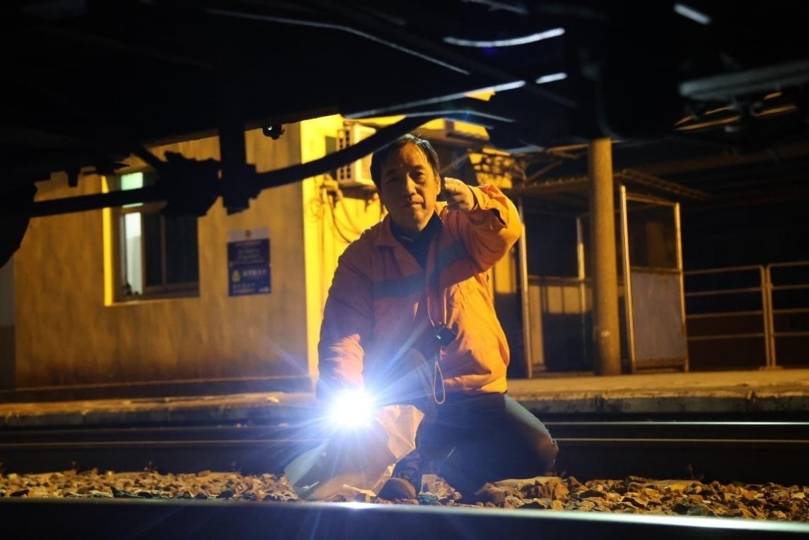 凌晨2點(diǎn)，李金饒正在檢查關(guān)門車。陸佳駿攝