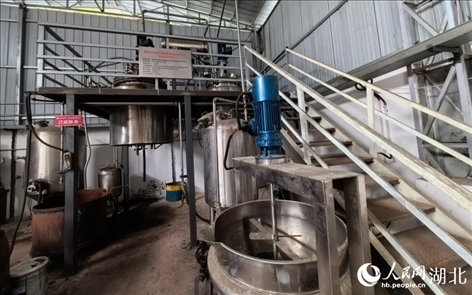 壩漆工業(yè)化量產(chǎn)設(shè)備。人民網(wǎng)記者 周雯攝