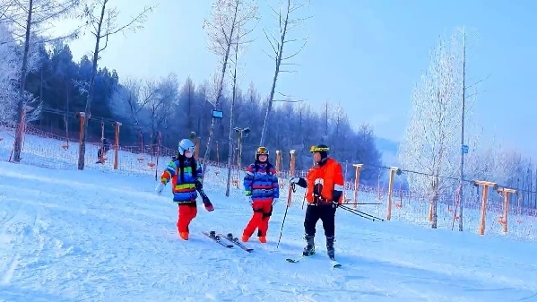 新春走基層｜滑雪場(chǎng)上過(guò)春節(jié)！冰城“冷資源”變成“熱經(jīng)濟(jì)”