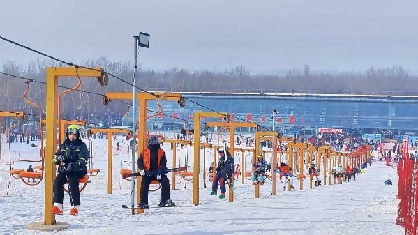 新春走基層｜滑雪場(chǎng)上過(guò)春節(jié)！冰城“冷資源”變成“熱經(jīng)濟(jì)”