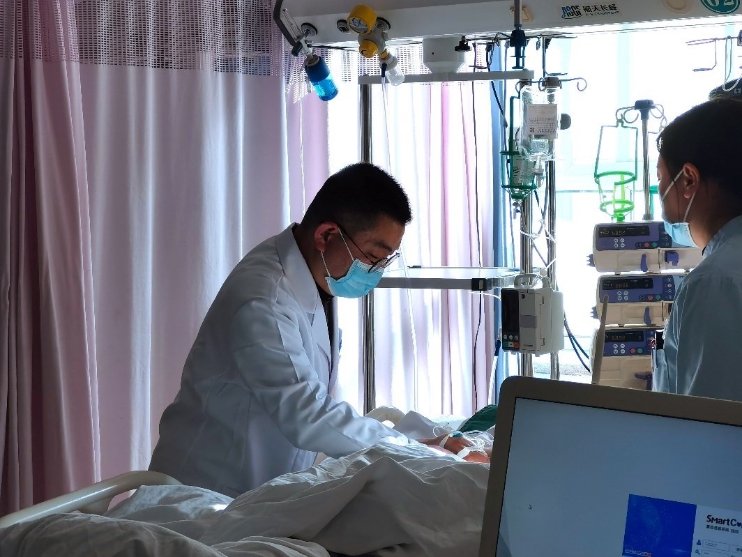 徐晉偉正在觀察患者體征。人民網(wǎng)記者 栗翹楚攝