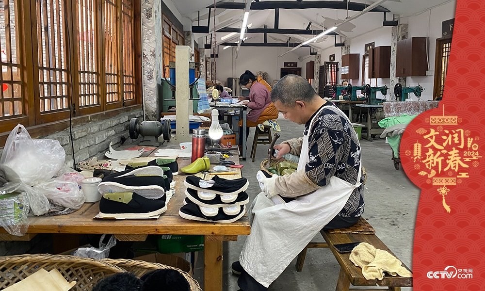 唐昌布鞋坊內(nèi)的工人正在趕制布鞋。王凡攝