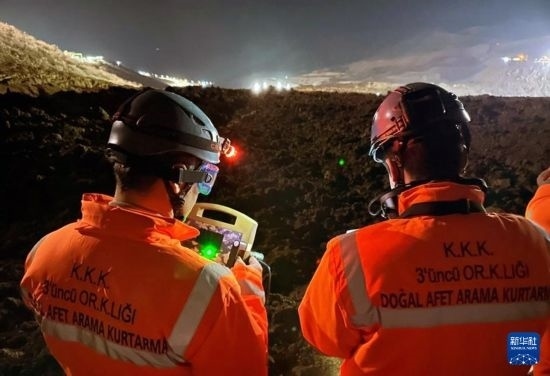 2月13日，救援人員在土耳其東部埃爾津詹省伊利奇區(qū)礦難現(xiàn)場(chǎng)工作。新華社發(fā)（穆斯塔法·卡亞攝）