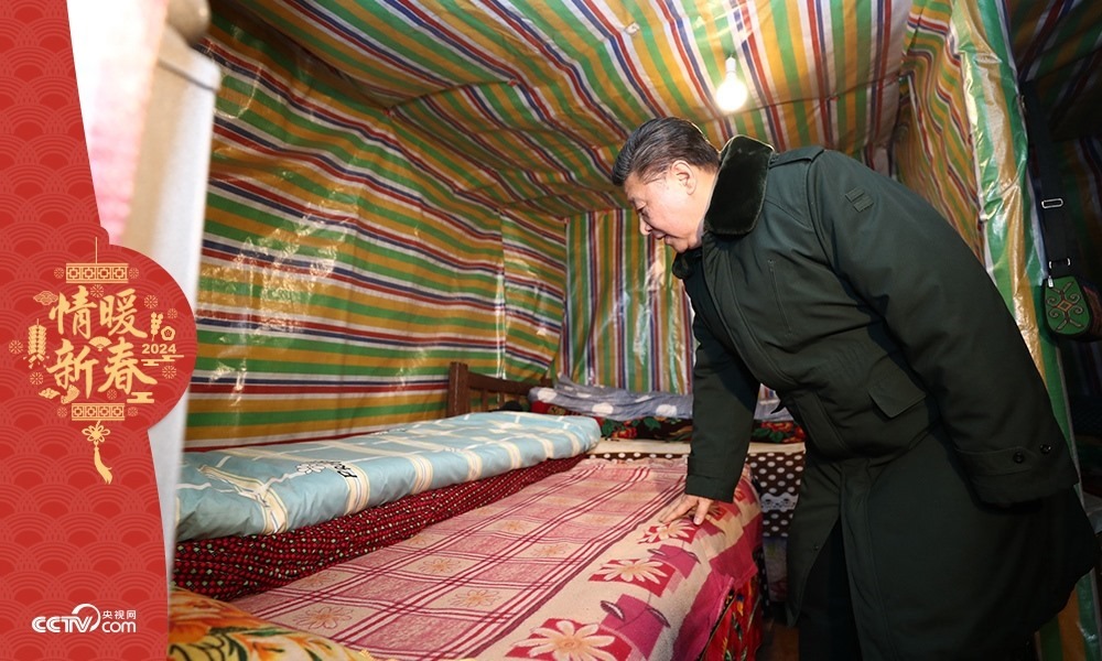 2018年2月11日，習(xí)近平總書記在四川三河村貧困戶吉好也求家中看望。