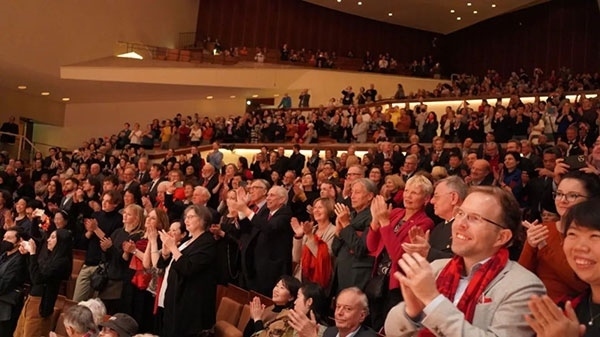 中德觀眾觀看中央民族樂團“”天地永樂·中國節(jié)“”音樂會。中國駐德國大使館供圖