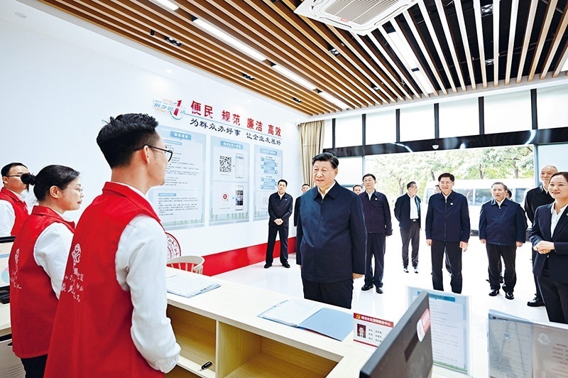 2023年12月14日至15日，中共中央總書記、國家主席、中央軍委主席習(xí)近平在廣西考察。這是14日上午，習(xí)近平在南寧市良慶區(qū)蟠龍社區(qū)黨群服務(wù)中心考察。 新華社記者 燕雁/攝