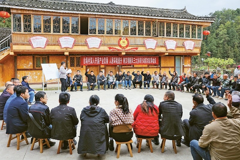圖為2023年4月6日，貴州省黔東南苗族侗族自治州施秉縣白垛鄉(xiāng)白垛村村民在討論產(chǎn)業(yè)發(fā)展、人居環(huán)境提升、鄉(xiāng)村文明建設(shè)相關(guān)事宜。 人民圖片 磨桂賓/攝