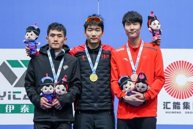 1月12日，“十四冬”速度滑冰（公開組）男子500米比賽，冠軍黑龍江隊(duì)選手高亭宇（中）、亞軍遼寧隊(duì)選手楊濤（左）、季軍河北隊(duì)選手李添龍?jiān)陬C獎(jiǎng)儀式上合影。新華社記者 王楷焱 攝