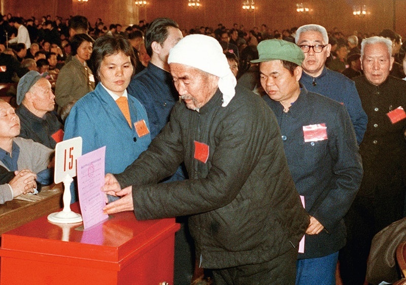 我國現(xiàn)行憲法于1982年12月4日由第五屆全國人大第五次會議通過并公布施行。根據(jù)改革開放和社會主義現(xiàn)代化建設(shè)的實踐和發(fā)展，全國人大于1988年、1993年、1999年、2004年、2018年先后5次作出必要的、也是十分重要的修正。圖為出席第五屆全國人民代表大會第五次會議的代表投票表決《中華人民共和國憲法》（資料照片）。 新華社發(fā)