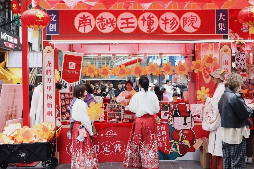 在西湖花市的南越王博物院攤位，文創(chuàng)與花市的跨界融合吸引了不少市民游客駐足。（南越王博物院供圖）