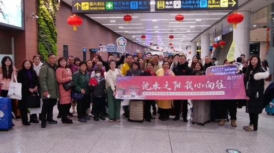 2月11日，一批馬來(lái)西亞游客抵達(dá)沈陽(yáng)桃仙國(guó)際機(jī)場(chǎng)。新華社發(fā)