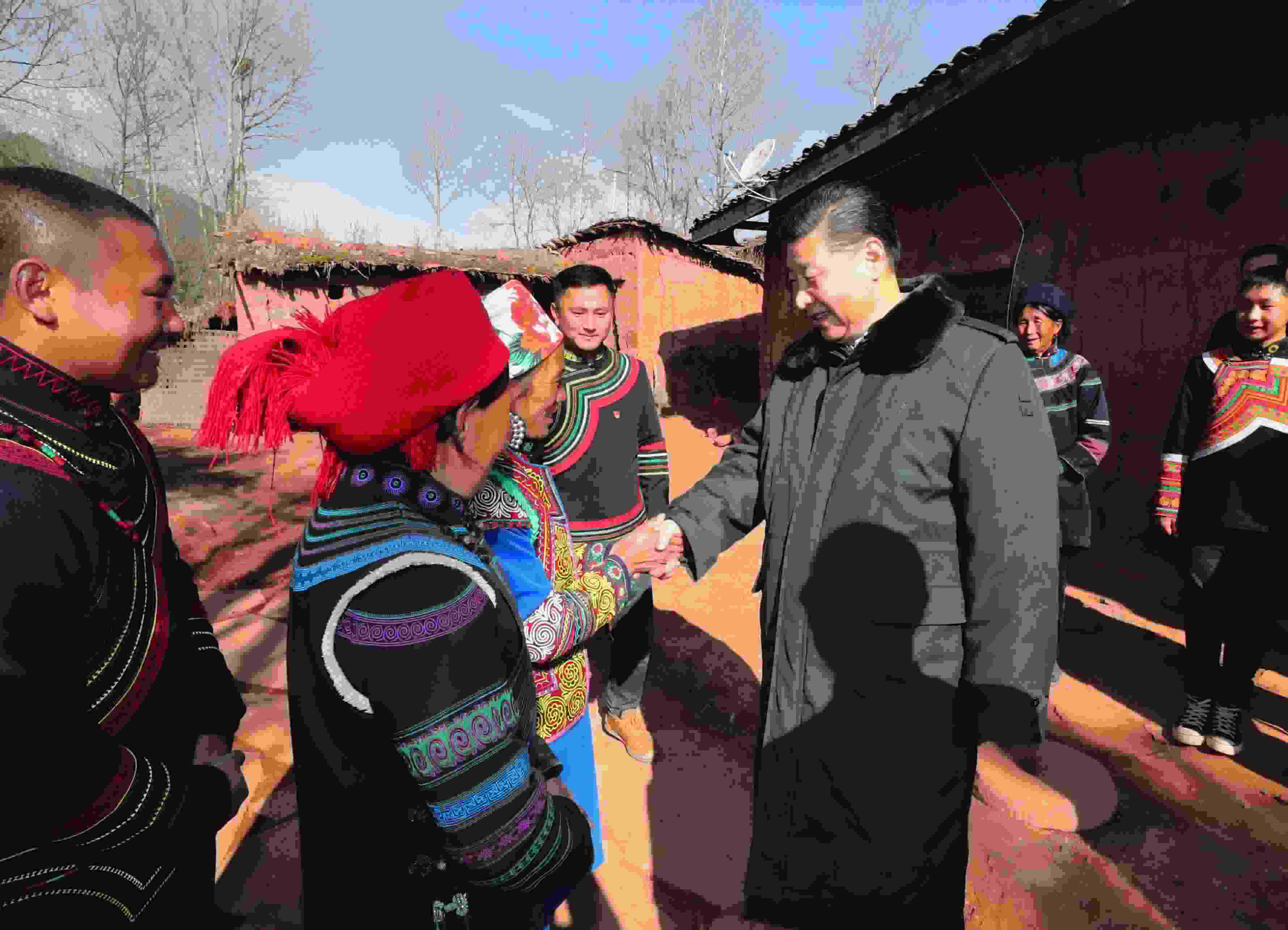 △ 2018年2月11日，習近平總書記驅車2個多小時，從四川西昌市來到位于大涼山深處的昭覺縣三岔河鄉(xiāng)三河村、解放鄉(xiāng)火普村，走進彝族貧困群眾家中，看實情、問冷暖、聽心聲，同當地干部群眾共商精準脫貧之策。