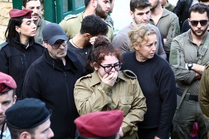 1月23日，在以色列特拉維夫的一處公墓，人們參加一名以色列士兵的葬禮。新華社發(fā)（吉德翁·馬科維奇攝/基尼圖片社）