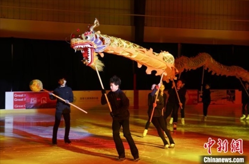 當(dāng)?shù)貢r(shí)間2月17日晚，作為農(nóng)歷甲辰龍年“歡樂春節(jié)”系列活動之一，別具特色的青少年冰上春晚在加拿大多倫多舉行。圖為青少年表演冰上舞龍。 中新社記者 余瑞冬 攝
