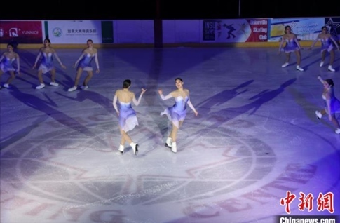 當(dāng)?shù)貢r(shí)間2月17日晚，青少年冰上春晚在加拿大多倫多舉行。圖為曾獲加拿大全國冠軍的一支青少年花滑隊(duì)進(jìn)行集體自由滑表演。 中新社記者 余瑞冬 攝