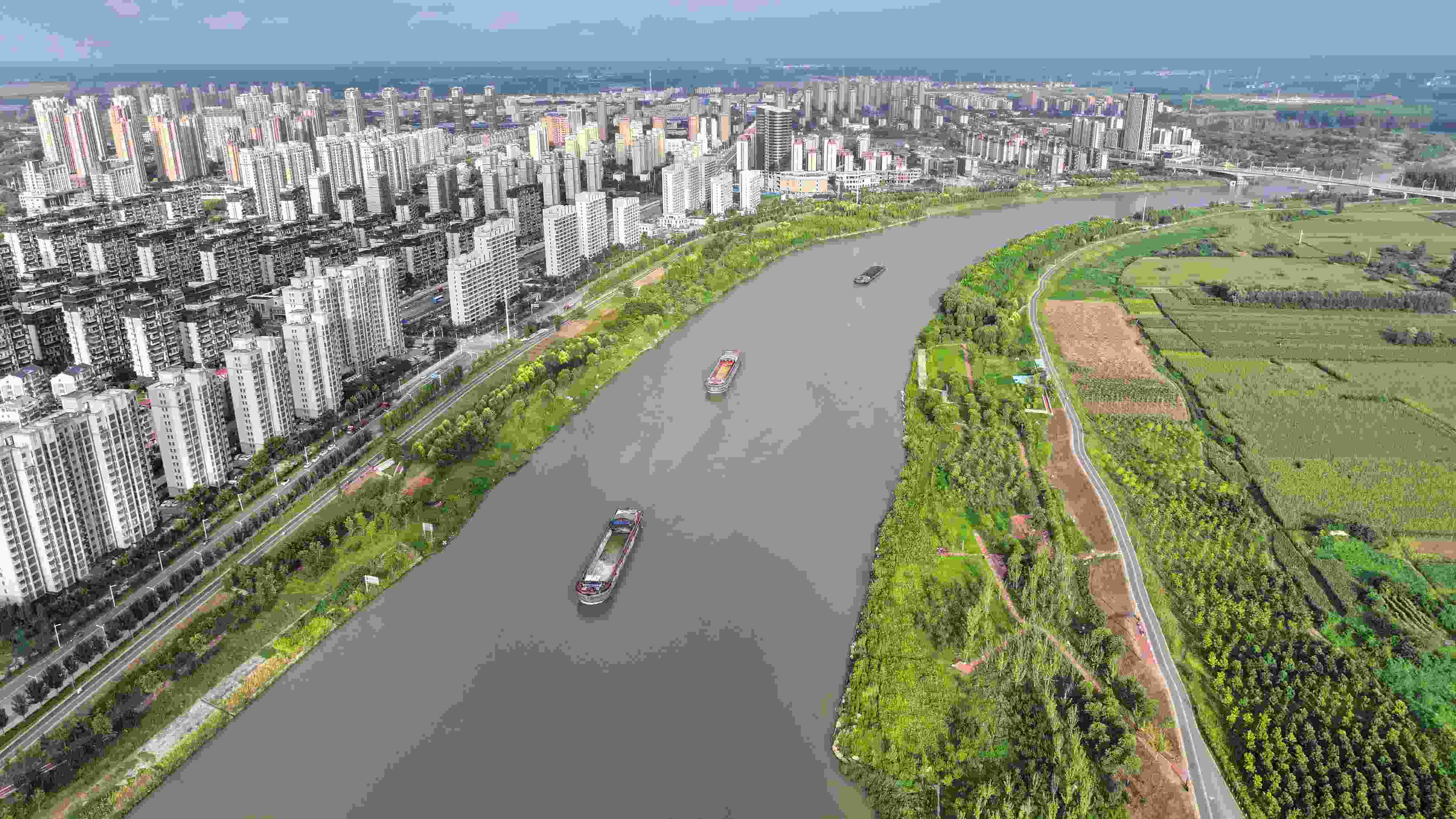 △ 2023年8月21日，安徽阜陽，初秋時(shí)節(jié)，界首城市建設(shè)與沙潁河水系、橋梁和綠植相映襯，構(gòu)成一幅生態(tài)宜居的美麗畫卷。