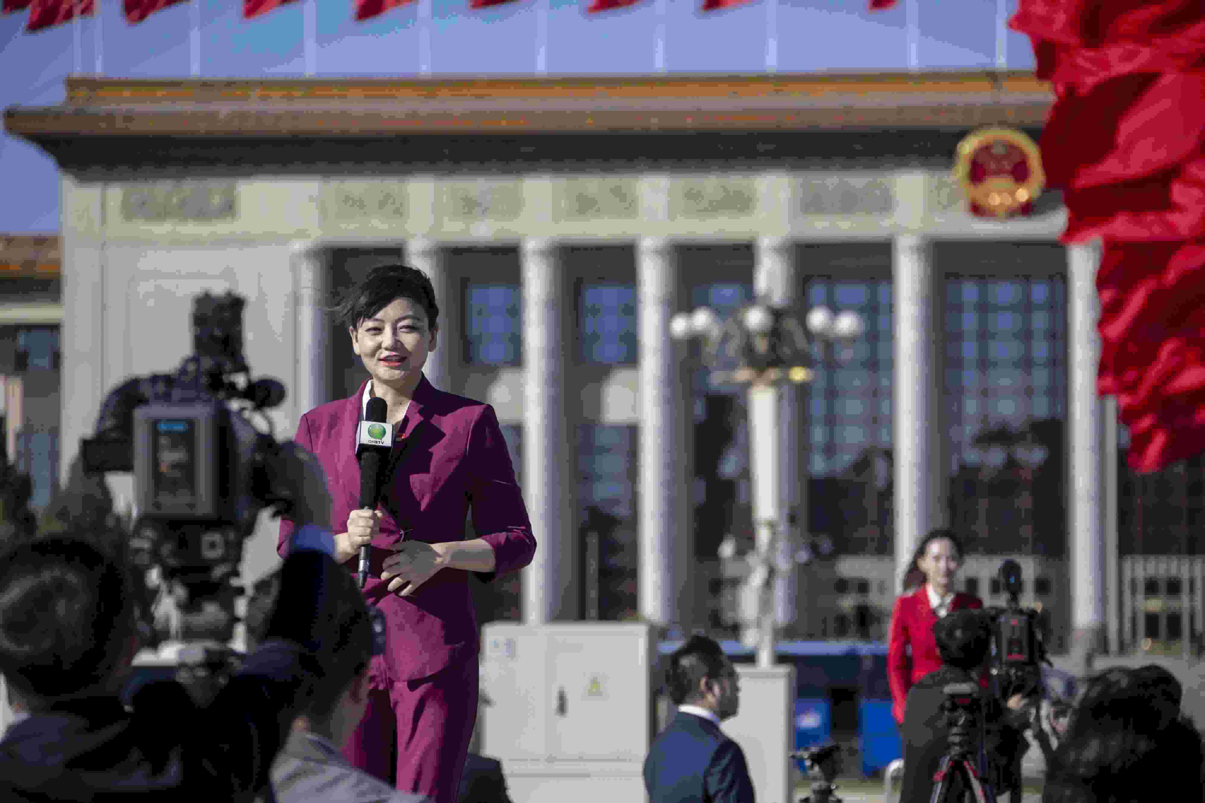 △ 2022年10月22日，北京人民大會堂，中國共產(chǎn)黨第二十次全國代表大會勝利閉幕，媒體記者戶外進行現(xiàn)場報道。