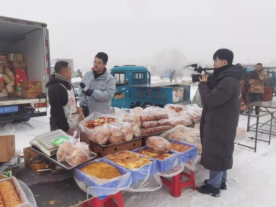 △ 2024年1月1日，在中央廣播電視總臺中央電視臺《新年新愿》報道中，遼寧營口鲅魚圈區(qū)大集賣餅干的小哥憨態(tài)可掬的表情、生機勃勃的臉龐、充滿煙火氣的新年愿望，讓他火爆出圈。