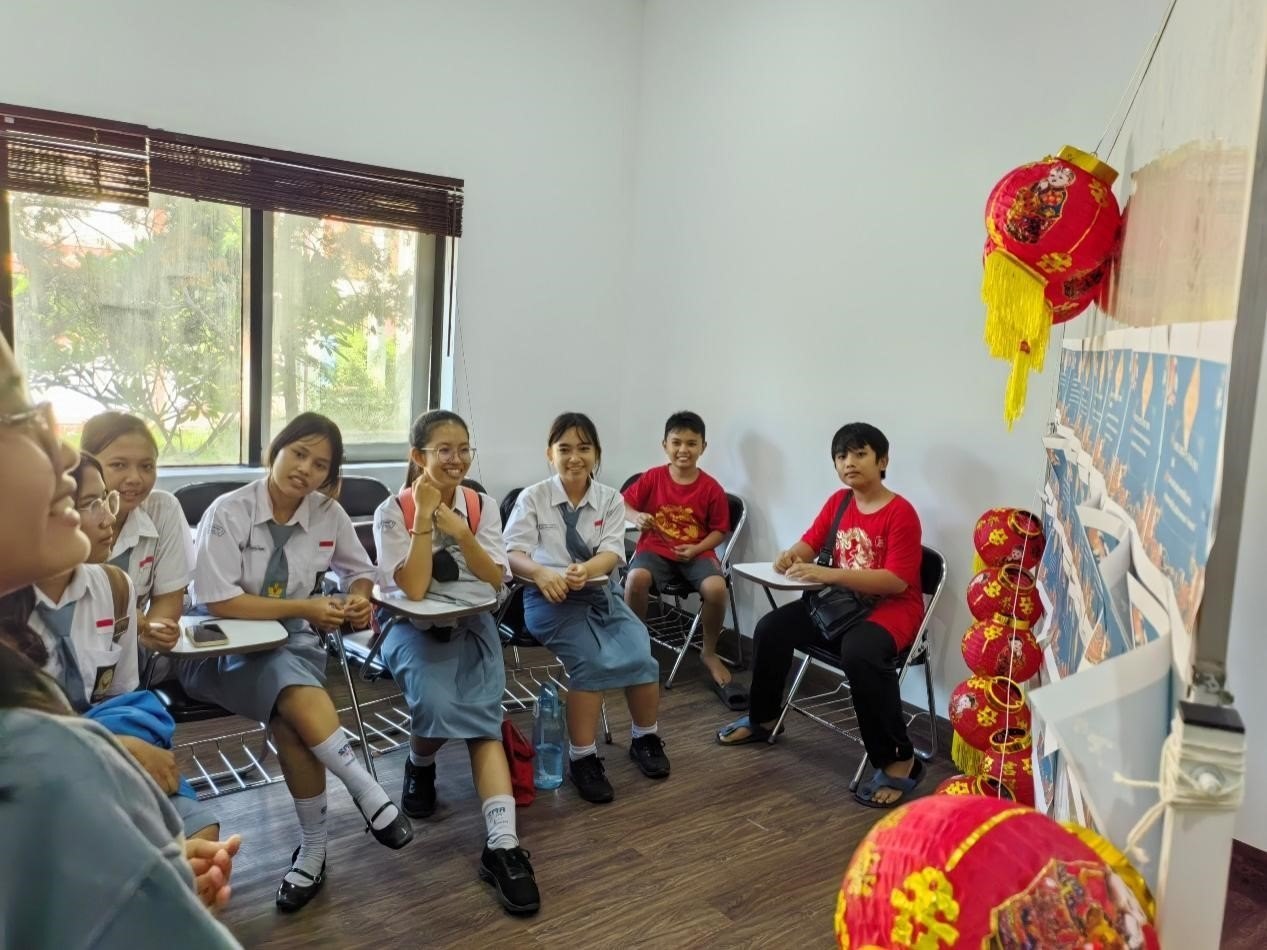 學(xué)生們踴躍參與猜燈謎活動(dòng)。巴陵康孔子學(xué)院供圖