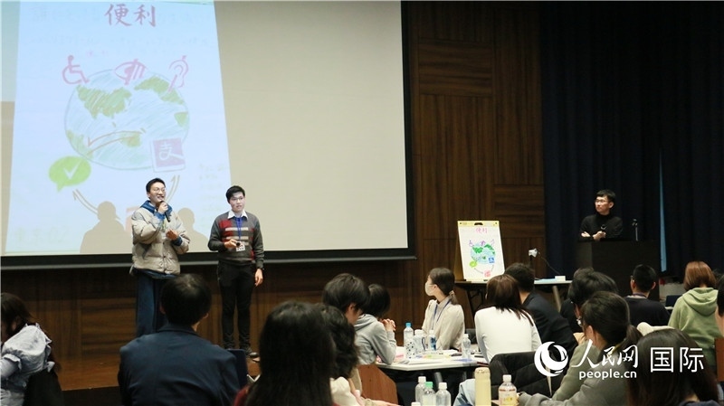 學(xué)生們發(fā)表小組討論成果。人民網(wǎng) 許可攝