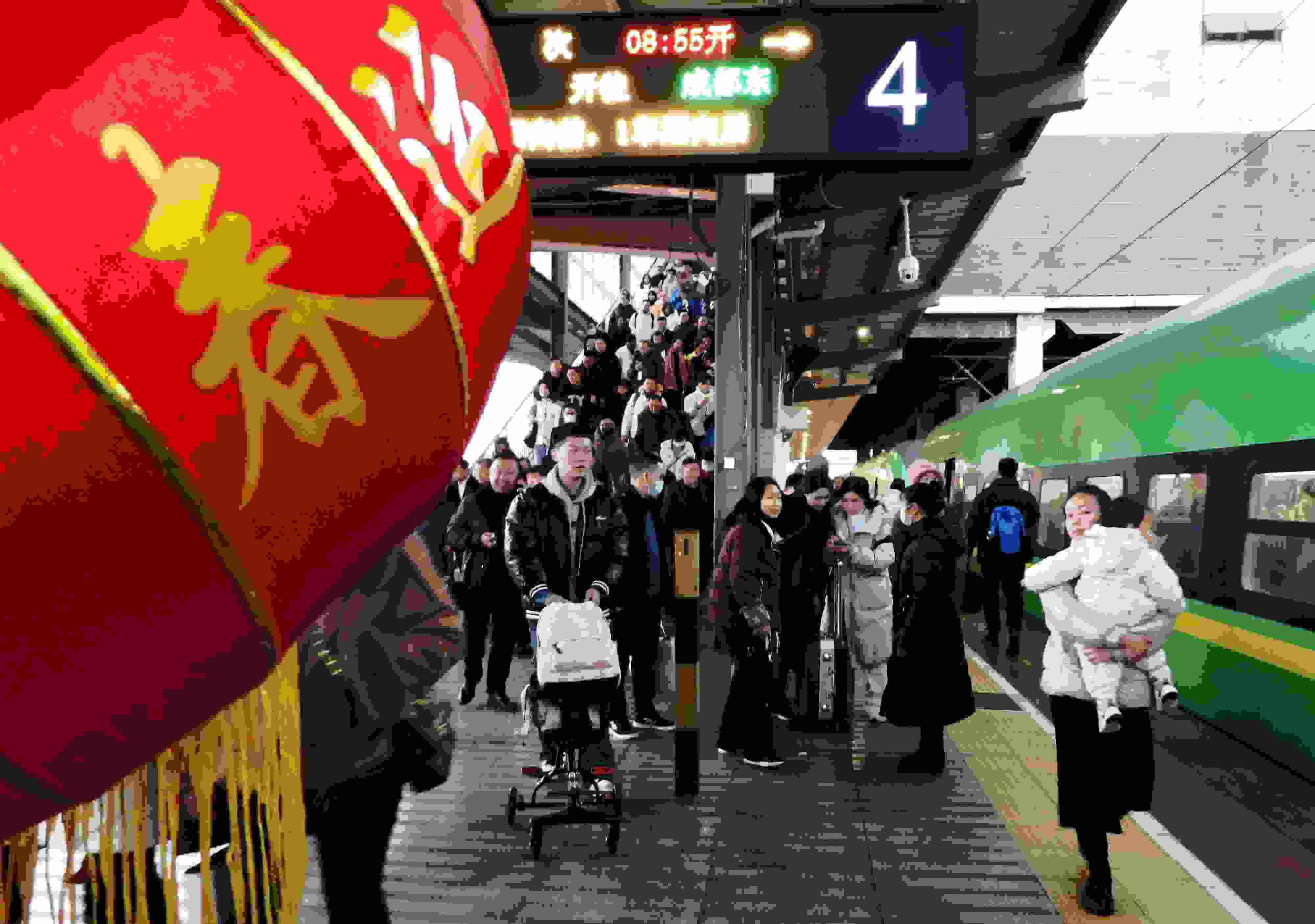 △ 2024年1月26日，四川省達(dá)州市車(chē)站，準(zhǔn)備乘坐“復(fù)興號(hào)”動(dòng)車(chē)組列車(chē)出行的旅客。