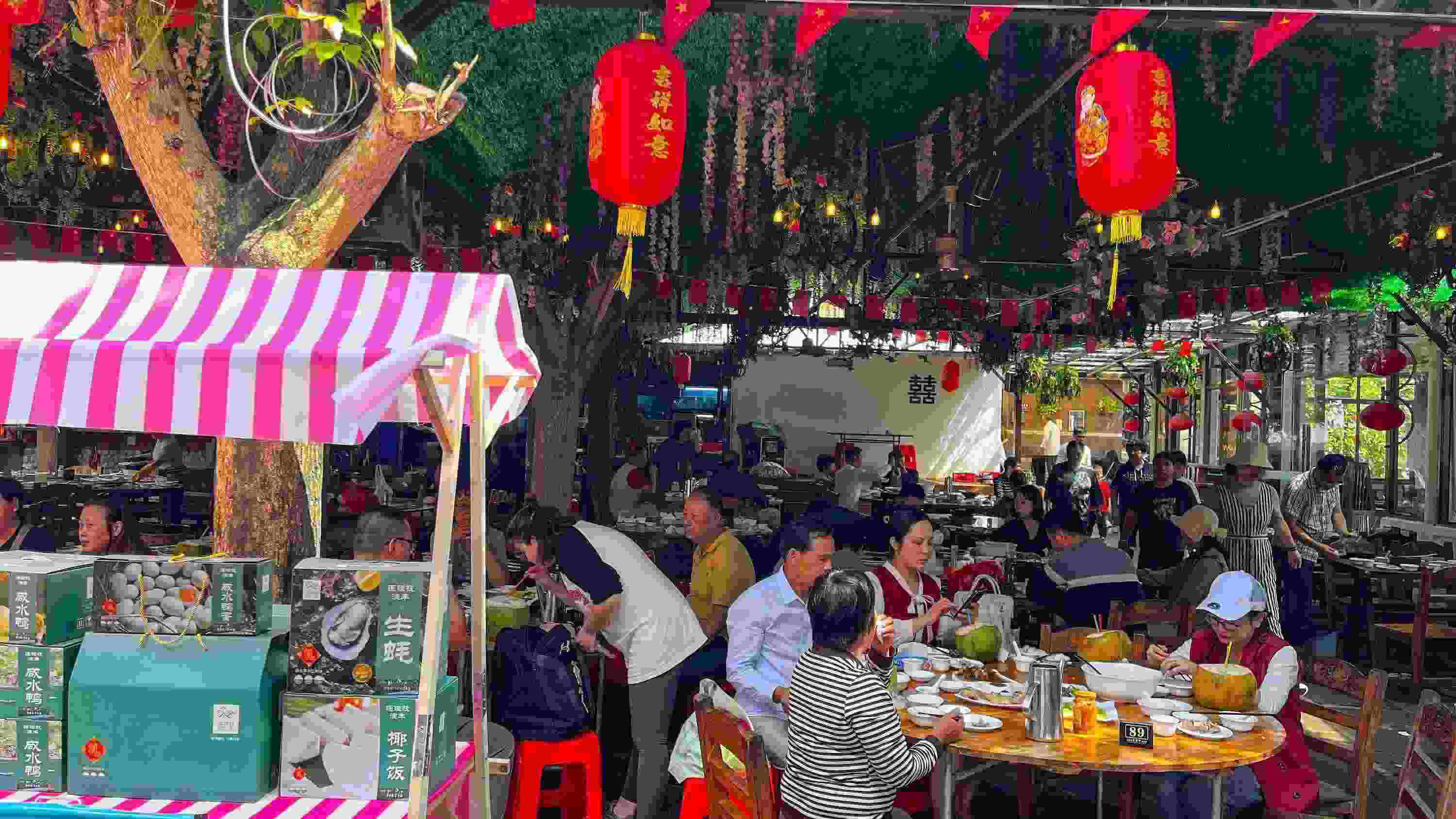 △ 2024年2月17日，春節(jié)假期最后一天，?？卩l(xiāng)村旅游持續(xù)火爆，眾多游客前往漁家樂(lè)品嘗特色海鮮和鄉(xiāng)村美食。