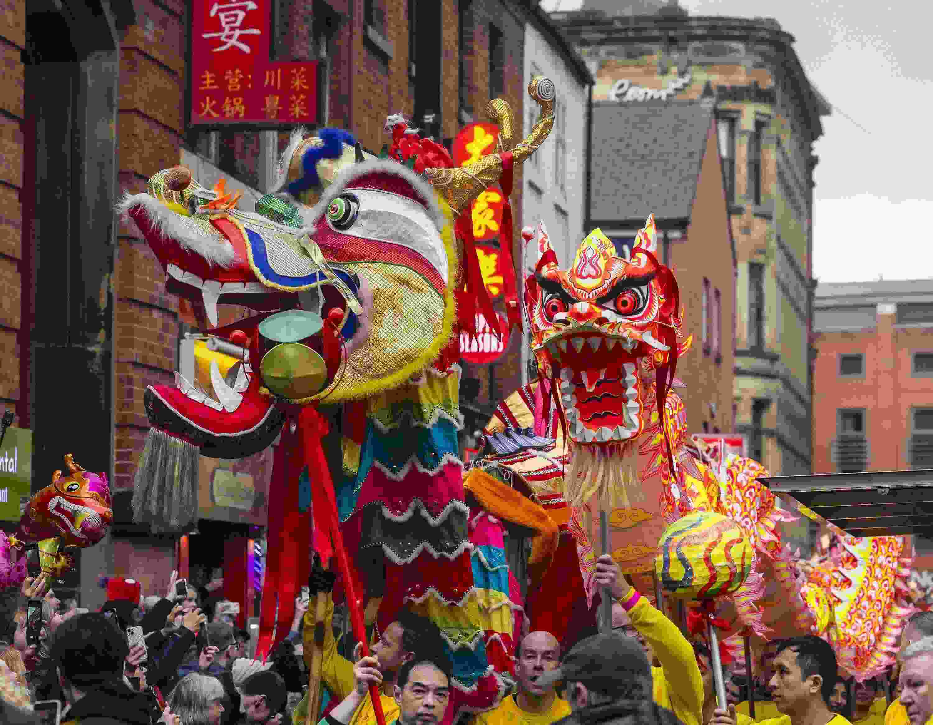 △ 當(dāng)?shù)貢r(shí)間2024年2月11日，英國(guó)曼徹斯特，表演者進(jìn)入中國(guó)城，參加中國(guó)農(nóng)歷龍年春節(jié)的慶?；顒?dòng)。