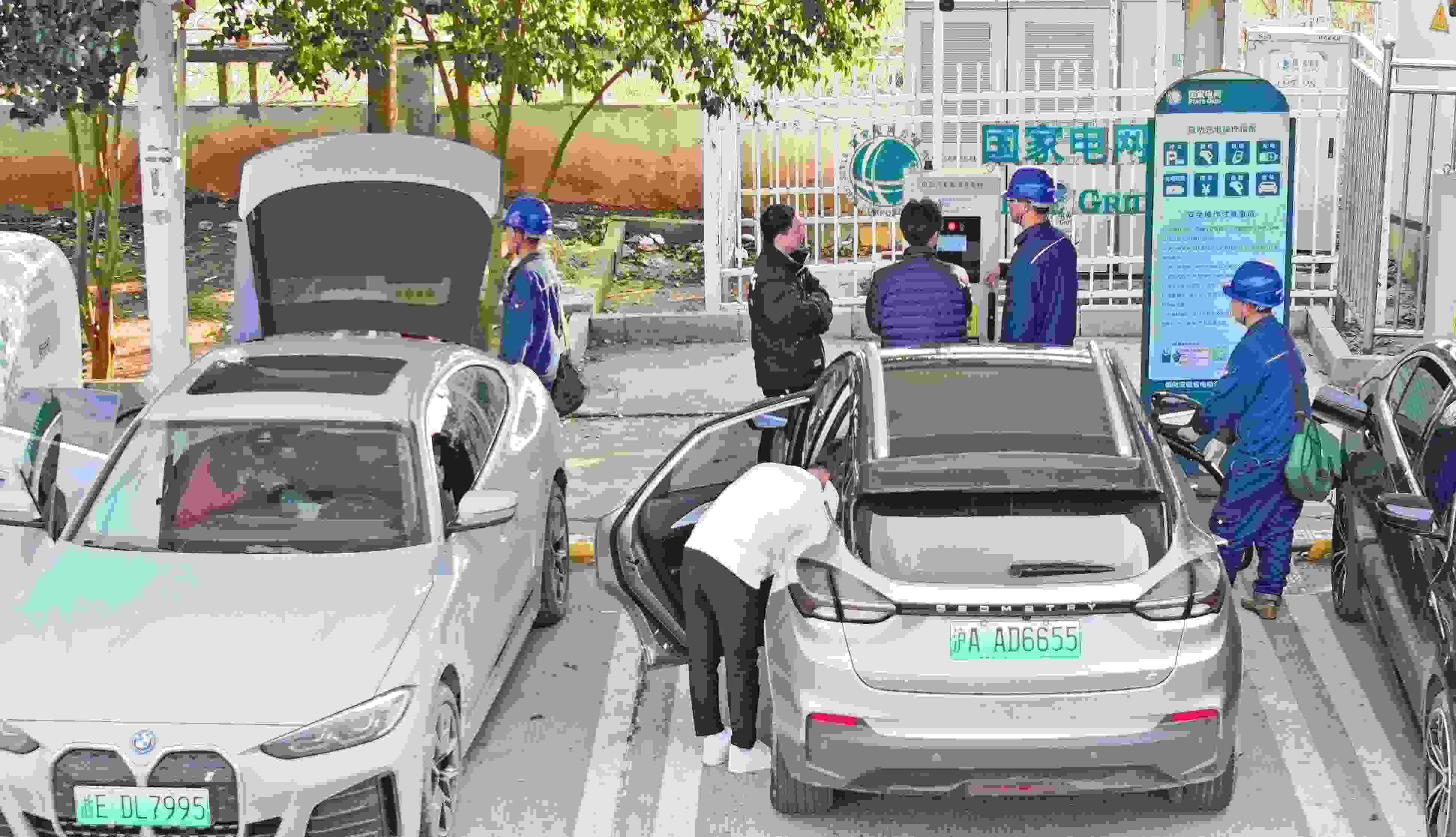 △ 2024年2月17日，安徽滁州來(lái)安縣大英鎮(zhèn)境內(nèi)的G36寧洛高速曹莊服務(wù)區(qū)，滁州市供電公司工作人員協(xié)助電動(dòng)汽車(chē)車(chē)主高效解決充電中遇到的問(wèn)題。