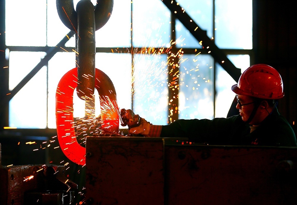 △ 2024年2月17日，青島市，即墨區(qū)靈山街道一家錨鏈企業(yè)，工人正在忙碌。