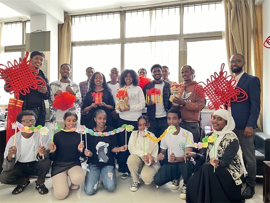 參加活動(dòng)的學(xué)生合影。亞的斯亞貝巴大學(xué)孔子學(xué)院供圖