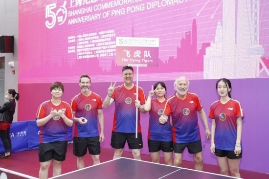 2021年，歐君廷（左三）參加上海紀(jì)念中美乒乓外交50周年活動