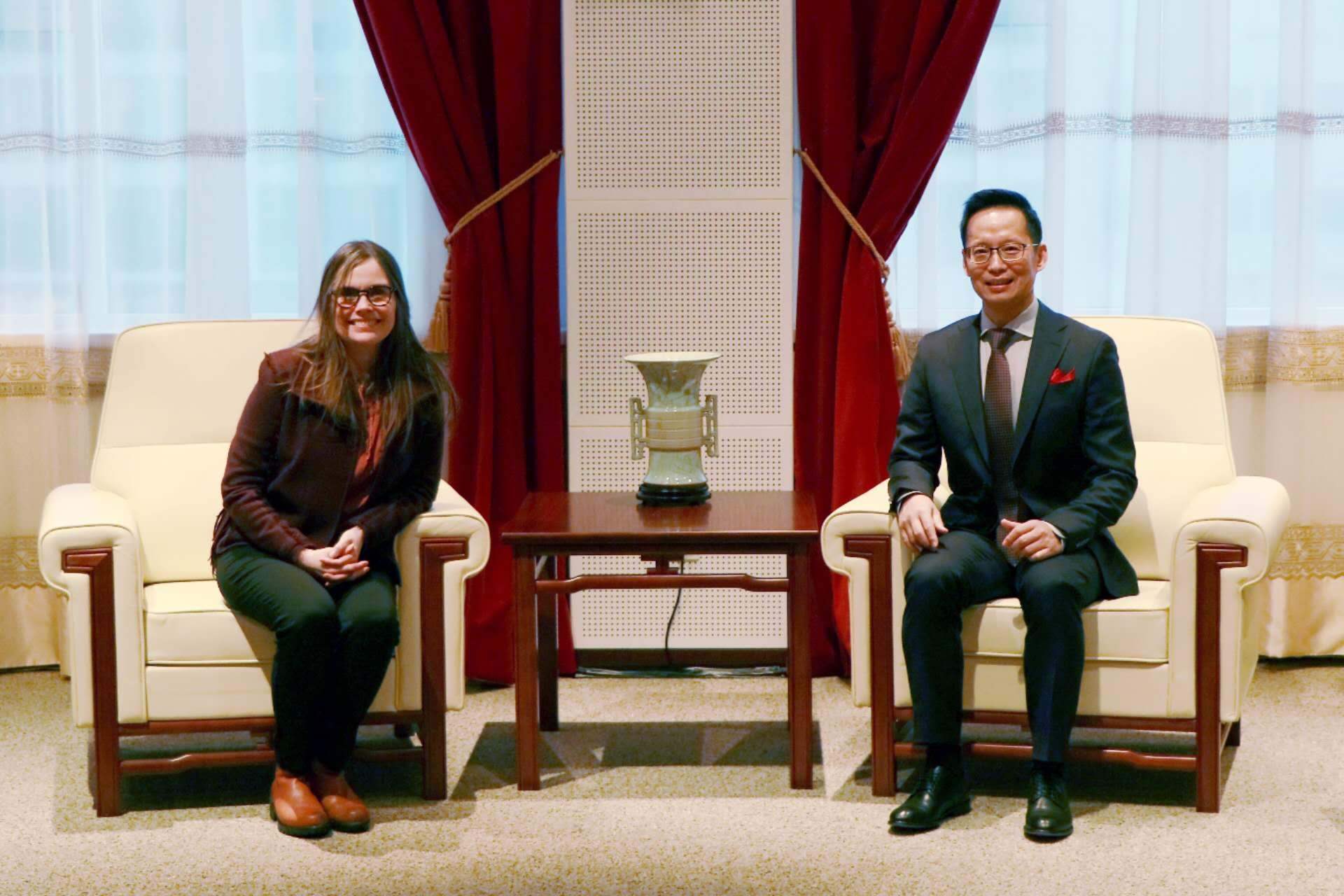 冰島總理雅各布斯多蒂爾（右一）與中國(guó)駐冰島大使何儒龍合影。中國(guó)駐冰島大使館供圖