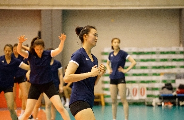 張常寧（右二）在訓(xùn)練中。人民網(wǎng)記者李乃妍攝