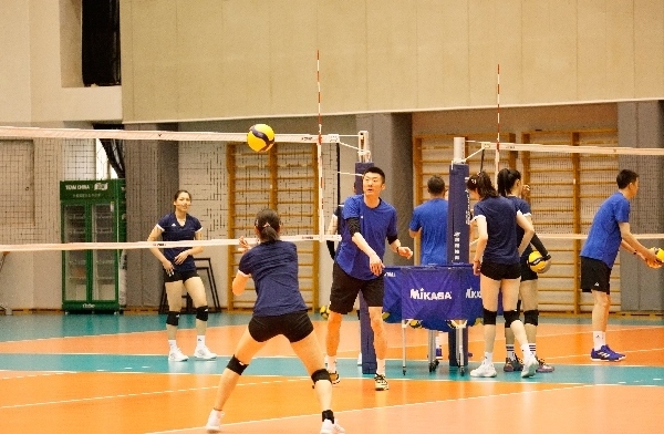 女排隊員在訓(xùn)練中。人民網(wǎng)記者李乃妍攝