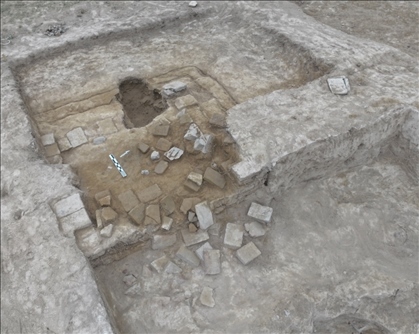 這是都蘭熱水墓群北一區(qū)M37號（“羊圈墓”）祭臺的砌磚。