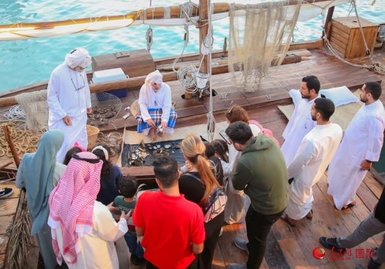 游客了解采珠工作。人民網(wǎng) 塔里克·易卜拉欣攝