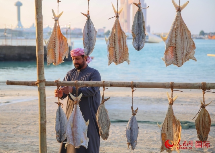  手工藝者展示如何晾曬魚(yú)干。人民網(wǎng) 塔里克·易卜拉欣攝