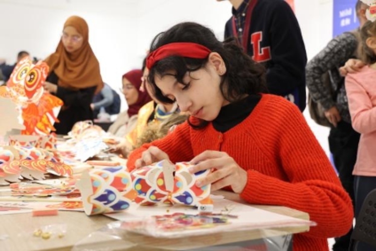 參與者在制作元宵彩燈。拉巴特中國文化中心供圖