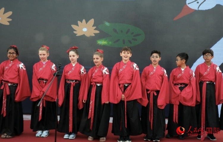 來(lái)自世界各地的小朋友一同誦讀中國(guó)古詩(shī)。人民網(wǎng) 滕婧含攝