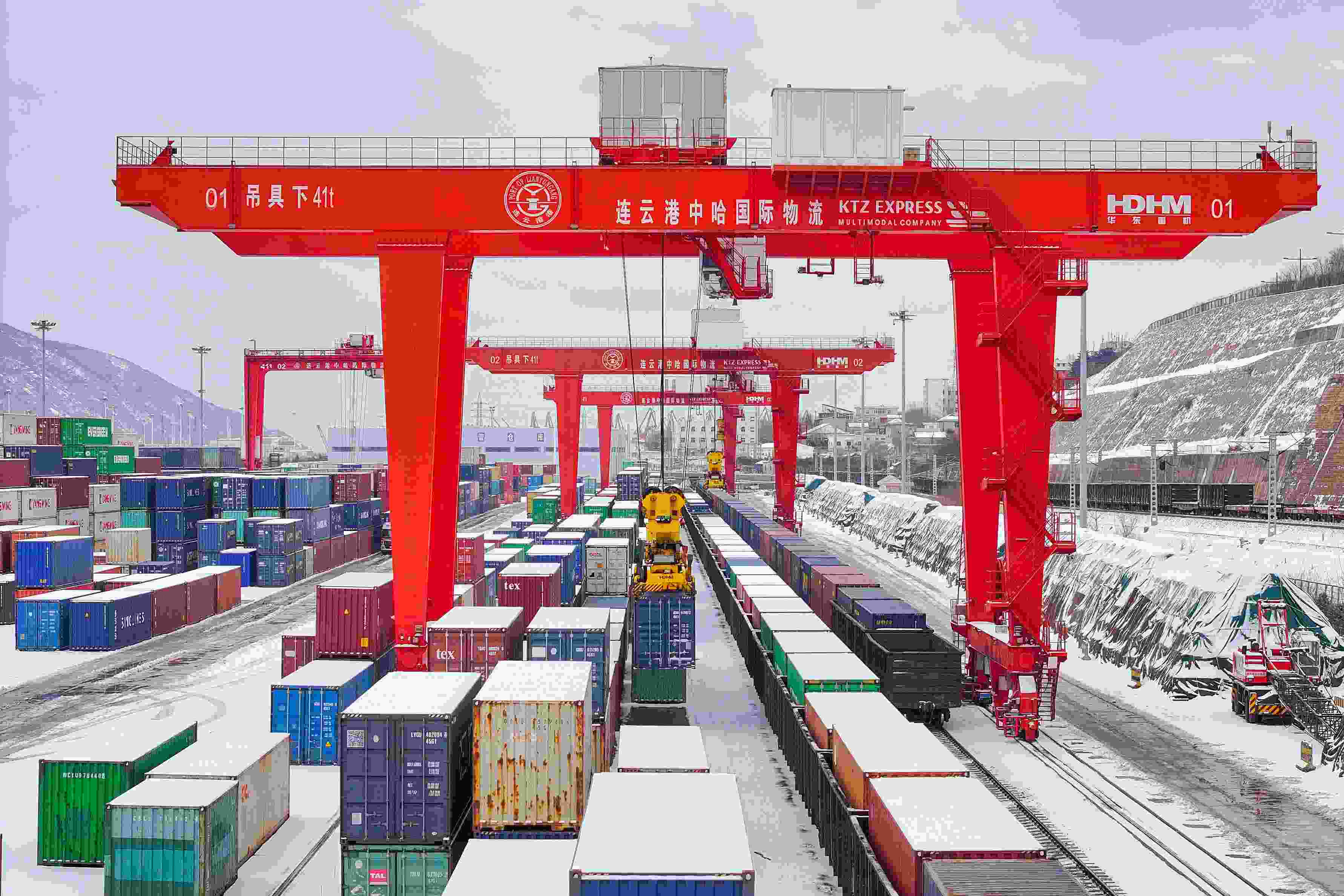 2024年2月22日，江蘇省連云港市中哈連云港物流合作基地，大型機(jī)械正在吊裝集裝箱。