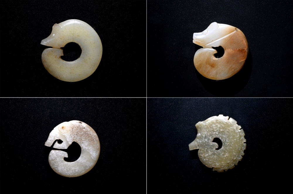 這是在殷墟博物館新館內(nèi)展出的龍形玉玦（拼版照片，1月9日攝）