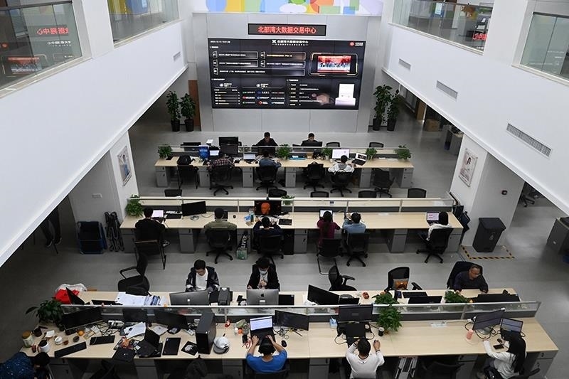 2023年12月12日，中國(guó)－東盟信息港股份有限公司員工在工作中。