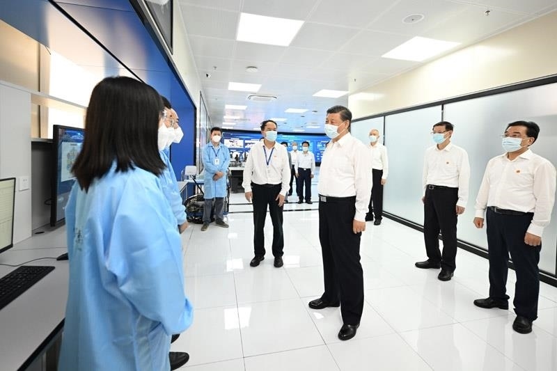 2023年7月6日，習(xí)近平總書記在江蘇南京市考察紫金山實(shí)驗(yàn)室時(shí)，同科研人員親切交流。