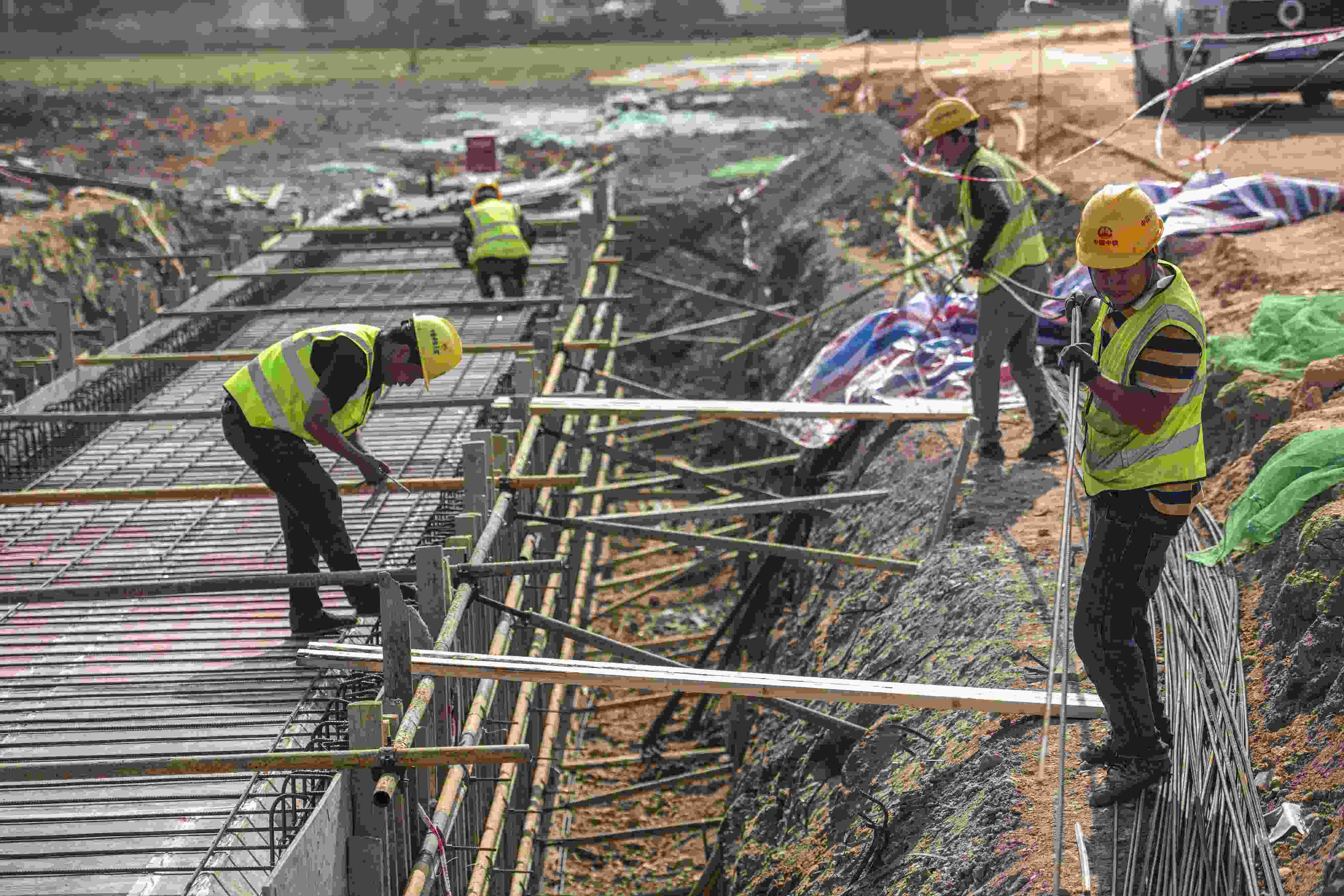 △ 2024年2月20日，海南省瓊海市，工程機械在博鰲樂城國際醫(yī)療旅游先行區(qū)康健路上加緊施工。