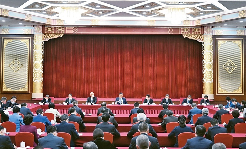 2023年3月6日，中共中央總書記、國(guó)家主席、中央軍委主席習(xí)近平看望參加全國(guó)政協(xié)十四屆一次會(huì)議的民建、工商聯(lián)界委員，并參加聯(lián)組會(huì)，聽(tīng)取意見(jiàn)和建議。中共中央政治局常委、全國(guó)政協(xié)十四屆一次會(huì)議主席團(tuán)會(huì)議主持人王滬寧，中共中央政治局常委蔡奇、丁薛祥參加看望和討論。 新華社記者 謝環(huán)馳/攝