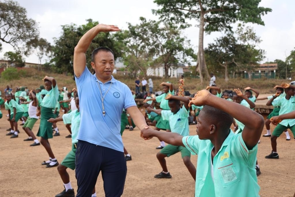 2月20日，在塞拉利昂首都弗里敦，來自塞拉利昂大學(xué)孔子學(xué)院的武術(shù)教師劉偉在為當(dāng)?shù)貙W(xué)生上武術(shù)課。