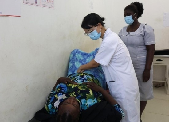 2023年2月27日，在塞拉利昂首都弗里敦，一名中國醫(yī)療隊的醫(yī)生正在為患者檢查身體。