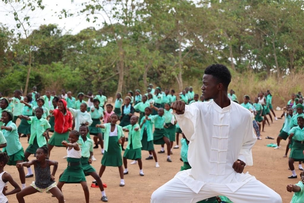 2月20日，在塞拉利昂首都弗里敦，當(dāng)?shù)貙W(xué)生在上武術(shù)課。